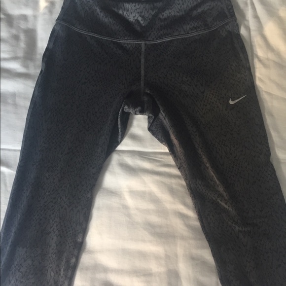 Nike Dark Grey Printed Knee Length Legging - Picture 1 of 4